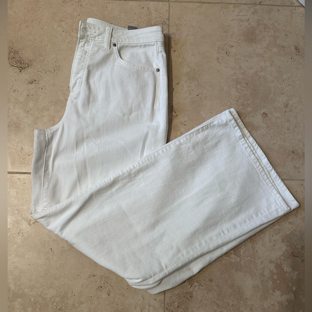 Chico's White & Wide Leg Jeans. Like New!